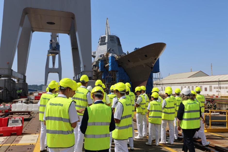 Un momento de la visita de los guardiamarinas a Navantia