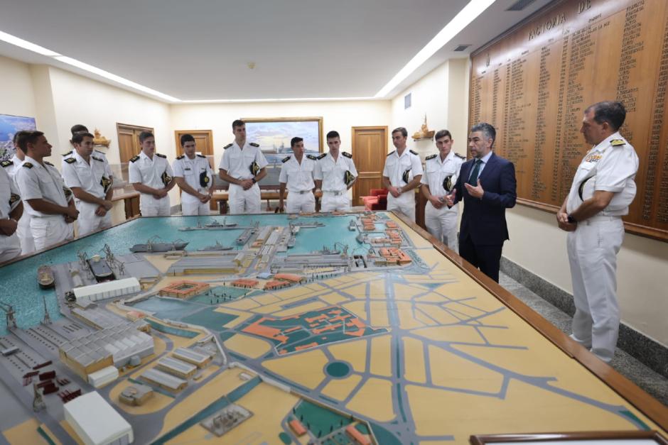 Visita a Navantia de los guardiamarinas durante la escala en Ferrol