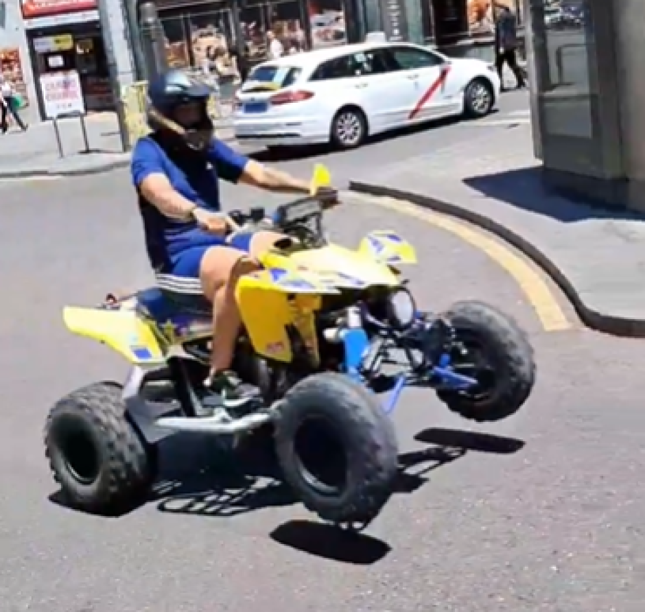 Uno de los vehículos haciendo un caballito