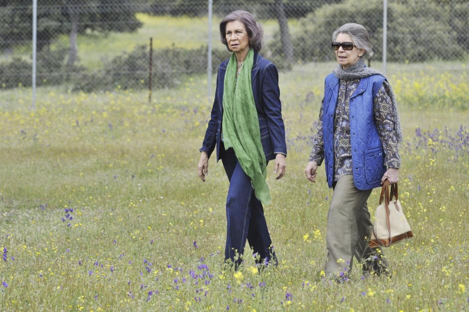 Doña Sofía con su hermana, la Princesa Irene, en Mazarambroz, provincia de Toledo, durante una suelta de linces