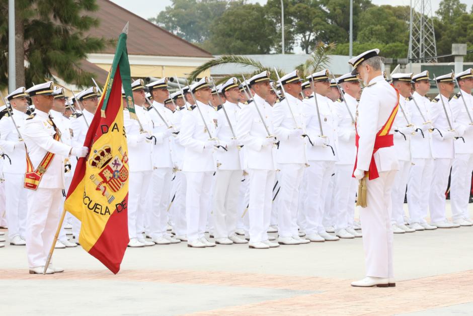 Don Felipe  saluda a la bandera durante la revista a la fuerza que rendía honores