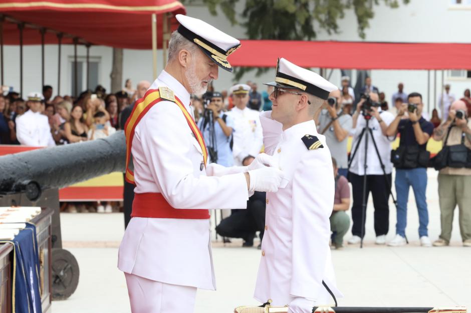 El Monarca condecora al número uno del Cuerpo General de la Armada, el sargento Borja Díaz Fontenla