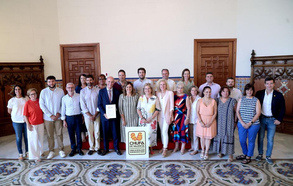 Imagen tomada este viernes de María José Catalá, José Gosálbez y el resto de 26 firmantes del Acuerdo de Vera