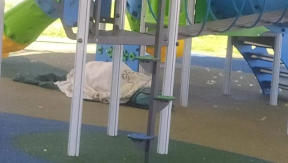 Un parque infantil de Medina del Campo ocupado por un grupo de magrebíes