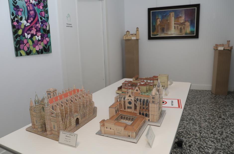 El delineante jubilado, Fernando Vaquero, ha realizado estas maquetas de papel de monumentos icónicos, están expuestas en la Asociación Española Contra el Cáncer (AECC) de Palencia y los fondos obtenidos por su venta irán íntegramente a la lucha contra el cáncer, en la imagen junto a la presidenta de la asociación, Rosa Andrés