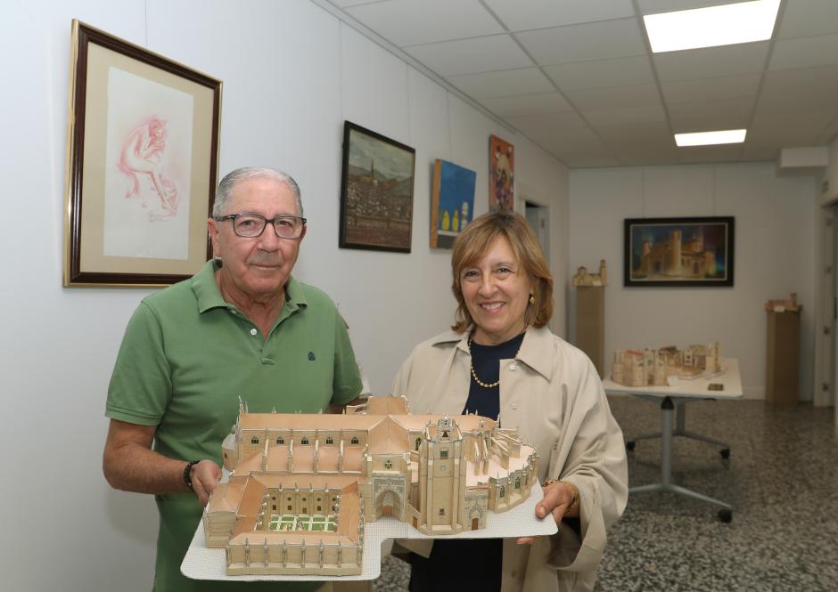 Vaquero posa con Rosa Andrés, presidenta de la AECC en Palencia