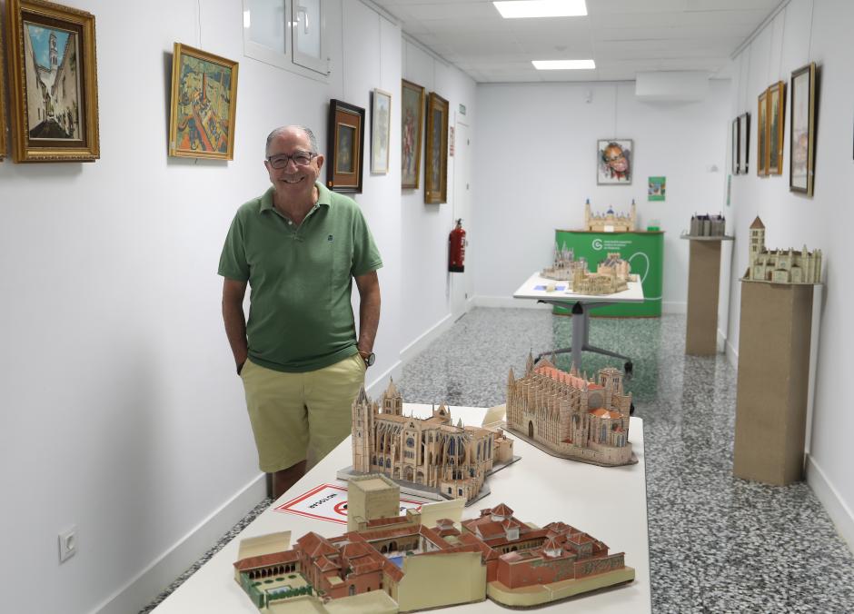 El delineante palentino jubilado Fernando Vaquero, junto a algunas de sus obras