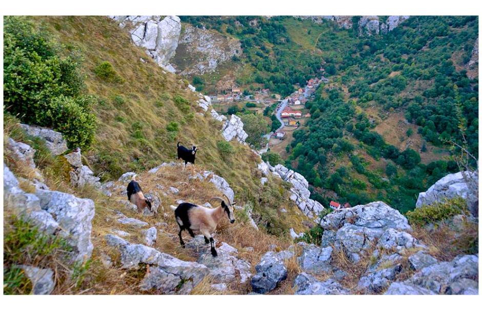 Desfiladero desde el que se puede apreciar la vista del pueblo