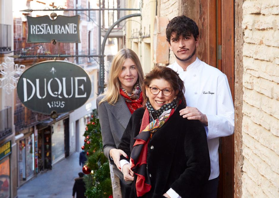 Marisa Duque junto a sus hijos Andrea y Luis, cuarta y quinta generación al frente de Casa Duque