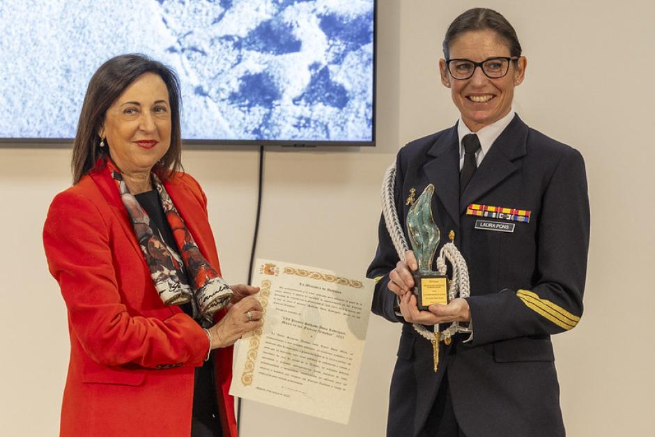 La ministra de Defensa, Margarita Robles, entrega a Laura Pons el premio ‘Soldado Idoia Rodríguez, mujer en las Fuerzas Armadas’ 2025