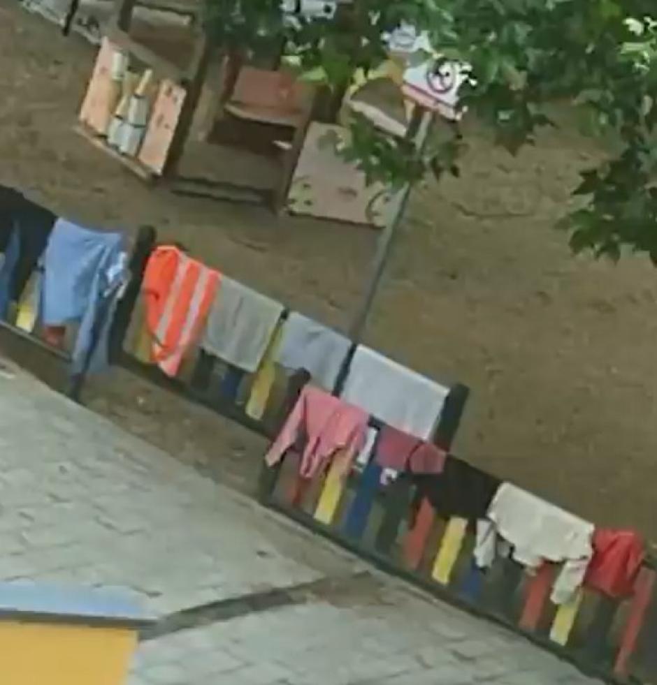 Ropa tendida en mitad de un parque de Medina del Campo (Valladolid)