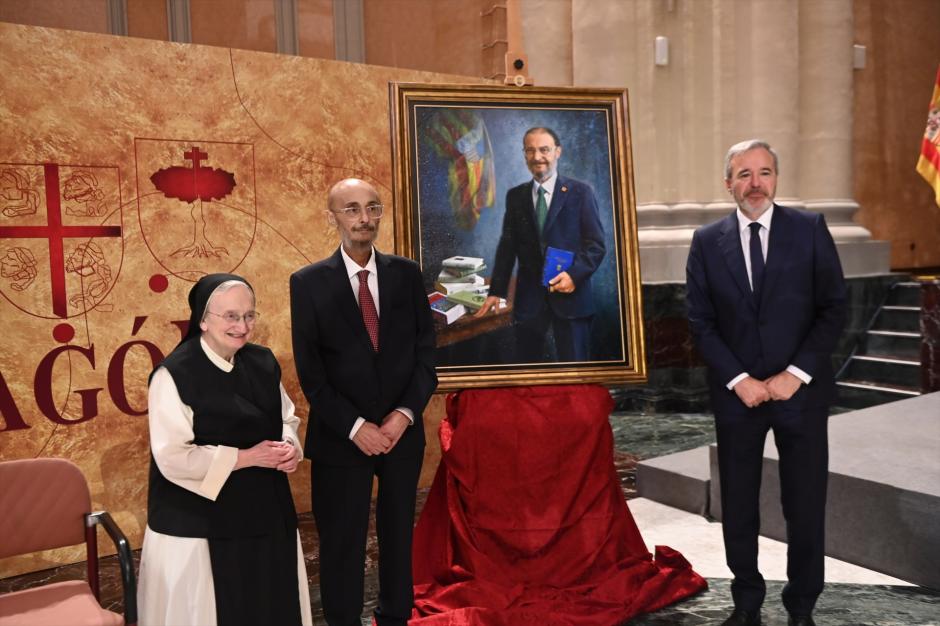 El expresidente de Aragón Javier Lambán (i) y el presidente del Gobierno de Aragón, Jorge Azcón (d), durante el acto de entrega del retrato de Javier Lambán