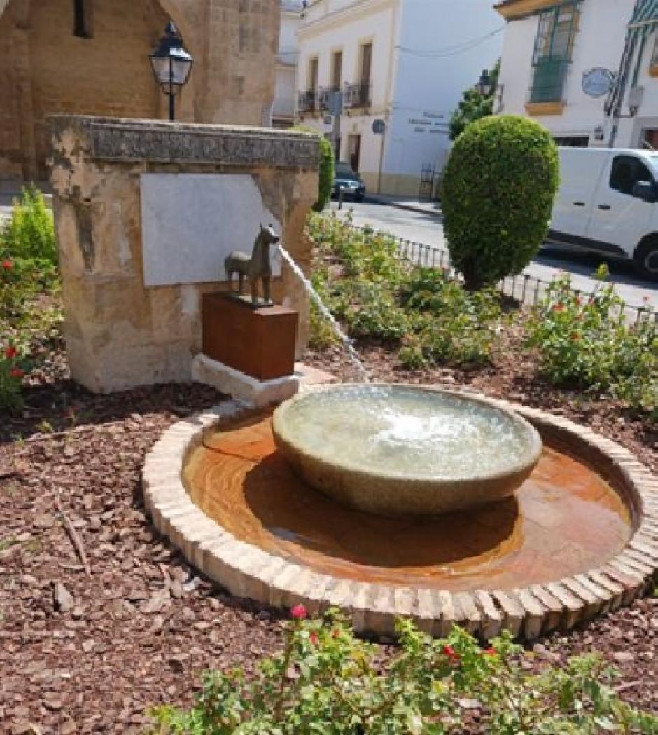 El nuevo cervatillo echando su espléndido chorro de agua