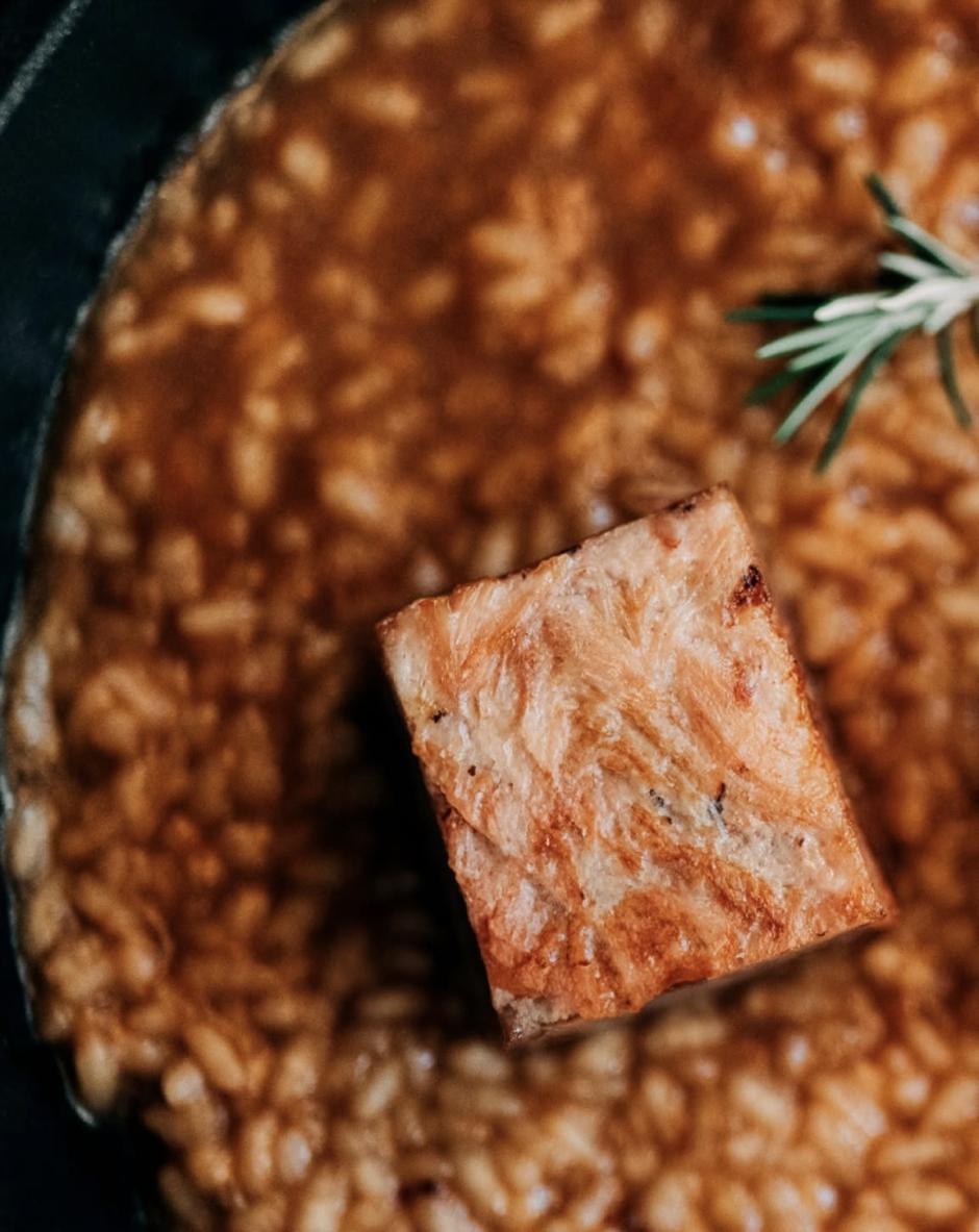 Imagen de un arroz cremoso de lechal y romero en el restaurante Daluan, Morella