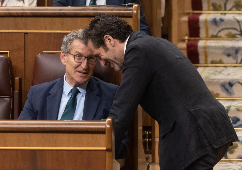 El presidente del PP, Alberto Núñez Feijóo (i) y el portavoz y vicesecretario de Cultura del PP, Borja Sémper,