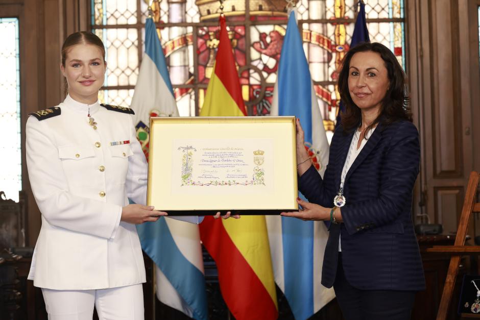 La alcaldesa de Marín entrega a la Princesa el título de hija adoptiva