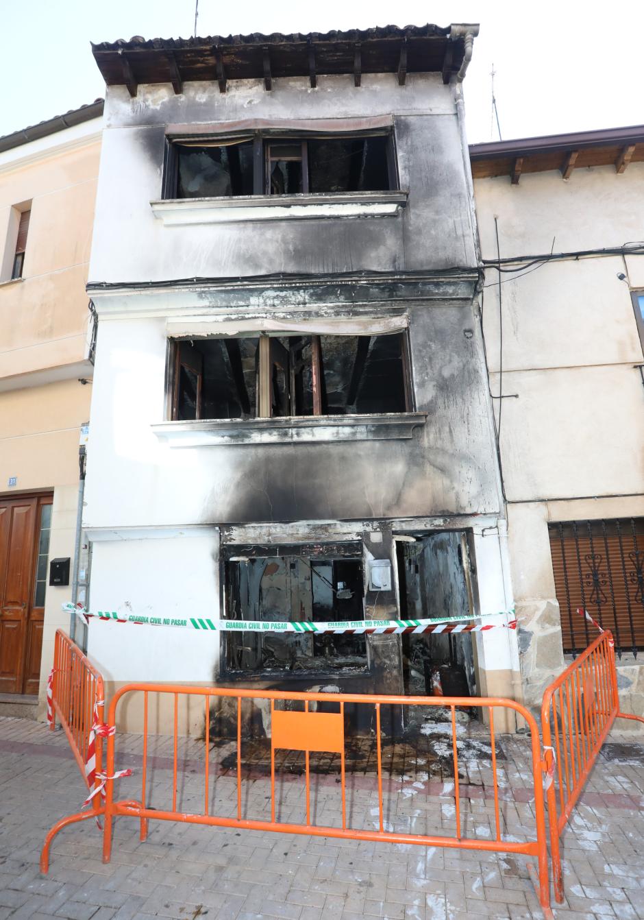 El fuego, originado por un patinete eléctrico, ha afectado por completo al edificio número 33 de la calle de Uso