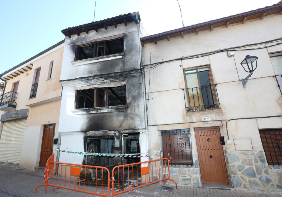 Estado en el que ha quedado el número 33 de la calle de Uso de Dueñas por un incendio