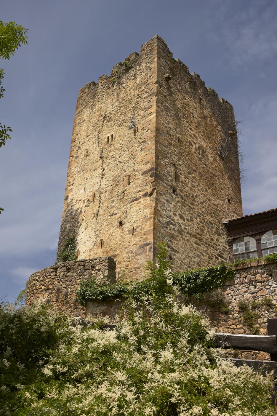 La Torre de Mogrovejo tiene 21 metros de altura y muros de más de metro y medio de grosor.