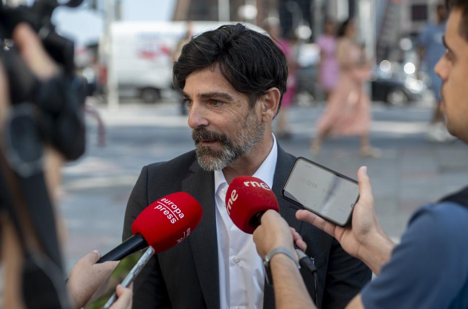 (Foto de ARCHIVO)
El psicólogo José Capote, ofrece declaraciones a los medios, en Plaza Castilla antes de testificar ante el juez del ‘caso Errejón’, a 8 de julio de 2025, en Madrid (España). Los facultativos han ratificado que la actriz sufrió un ‘abuso imprevisto e injustificado’ y un ‘trastorno por estrés postraumático’ tras el incidente denunciado. Su declaración es clave para esclarecer el alcance de las lesiones y el impacto psicológico en la víctima.
Alberto Ortega / Europa Press
08/7/2025