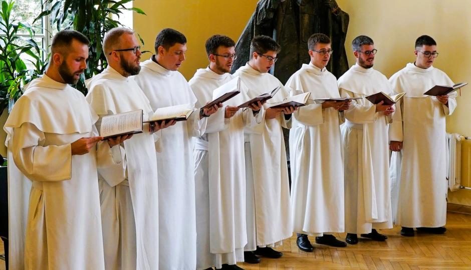Unos religiosos polacos, durante una celebración