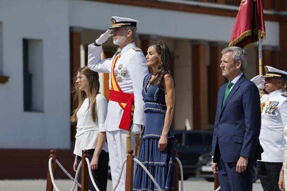 Los Reyes y la Infanta Sofía con el presidente de la Xunta de Galicia en Marín