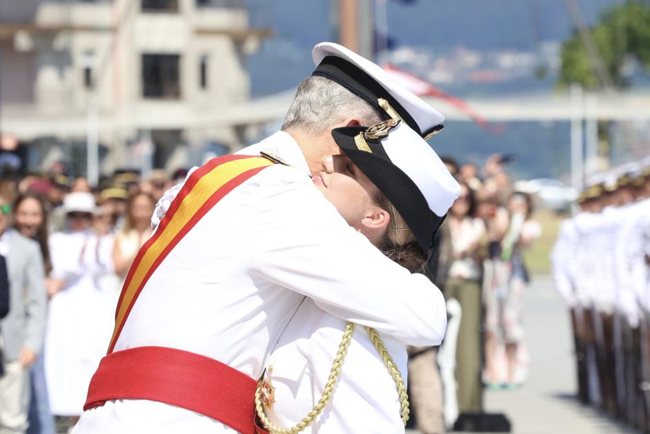 Don Felipe, emocionado, abraza a la Princesa de Asturias
