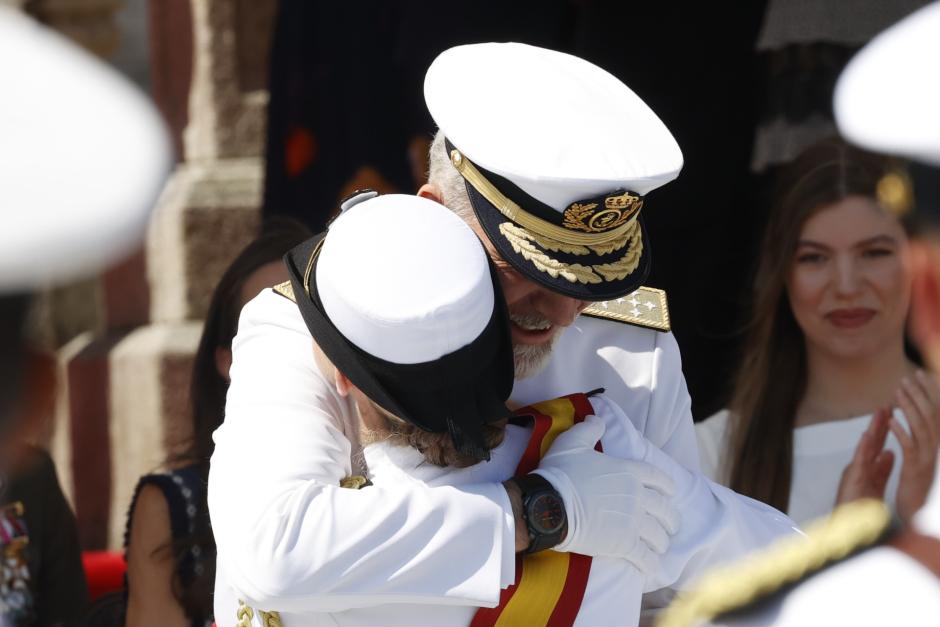 El Rey abraza a la Princesa tras imponerle la Gran Cruz del Mérito Naval