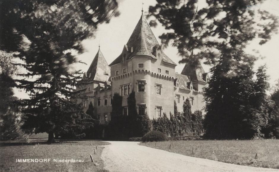 El incendio del castillo Immendorf –objeto de una importante exposición en este momento en el museo de Artes Aplicadas de Viena– es uno de los mayores misterios de la Segunda Guerra Mundial y un tema recurrente entre teóricos de la conspiración. El castillo guardaba innumerables obras de arte expoliadas por los nazis o retiradas de los museos públicos por considerarlas arte degenerado. Entre las obras almacenadas había diez obras maestras de Gustav Klimt requisadas al industrial austríaco judío August Lederer y a su esposa Serena Pulitzer. El incendio se produjo el 8 de mayo de 1945 por causas aún no identificadas y causó la destrucción de toda la colección de Klimt y las demás obras de arte.