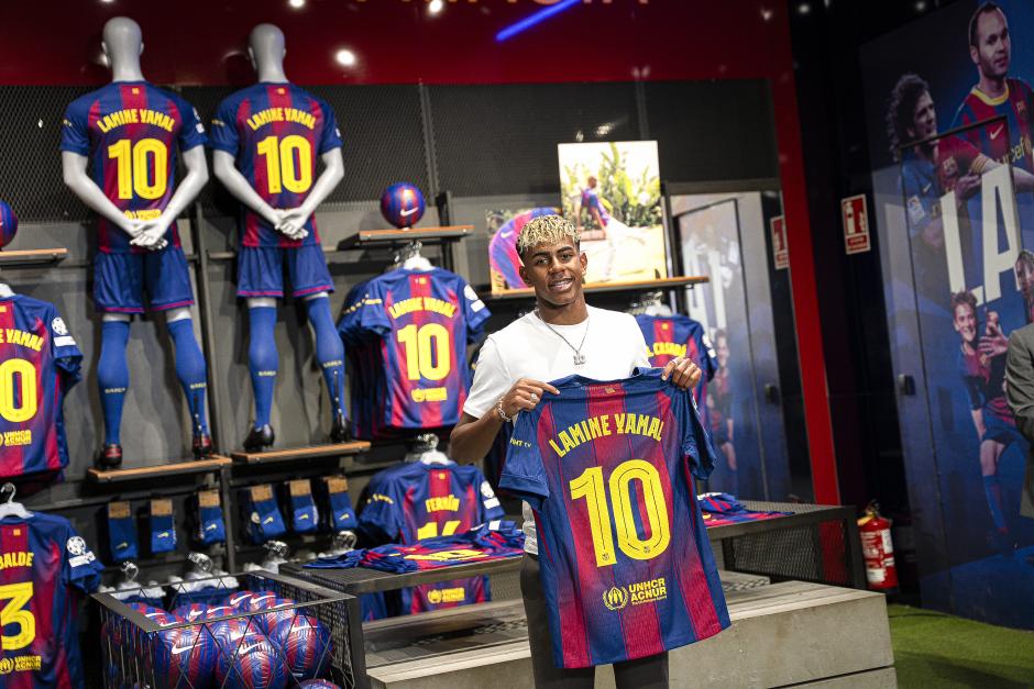 Football player Lamine Yamal during his renewal ceremony in Barcelona. July 16 2025