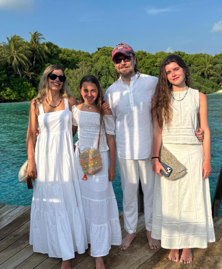 Santiago Segura, con su mujer y sus hijas