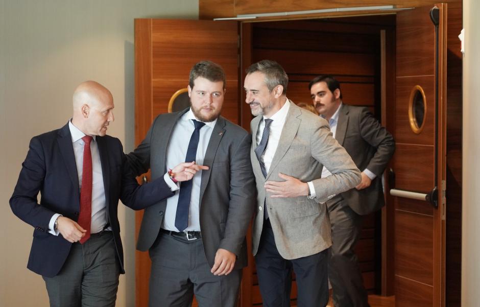 Suárez Arca, en el centro de la imagen, junto al portavoz de Vox en las Cortes, David Hierro (dcha.)