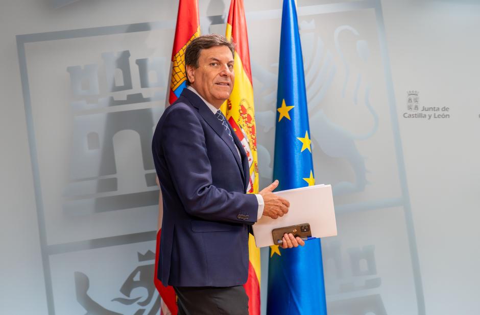 El consejero de Economía y Hacienda y portavoz, Carlos Fernández Carriedo, comparece en rueda de prensa posterior al Consejo de Gobierno