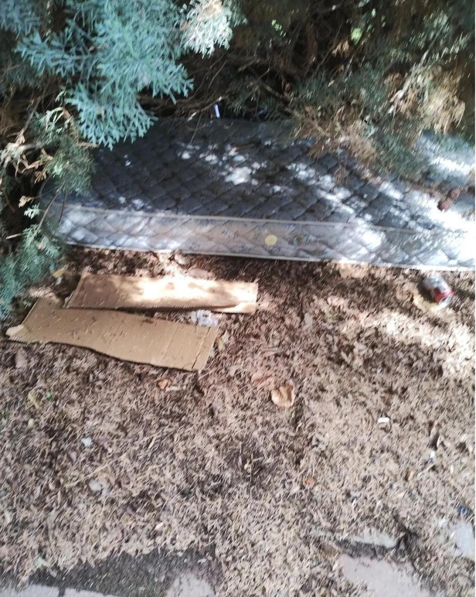 Un colchón tirado en la calle Rodrigo de Dueñas de Medina del Campo