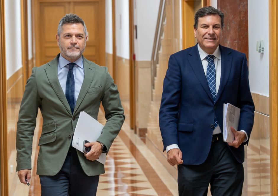 El consejero de Economía y Hacienda y portavoz, Carlos Fernández Carriedo, a la derecha de la imagen