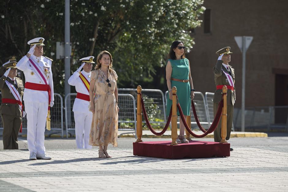 La ministra de Defensa, Margarita Robles, preside el acto de entrega de Reales Despachos a los nuevos oficiales y suboficiales de los Cuerpos Comunes