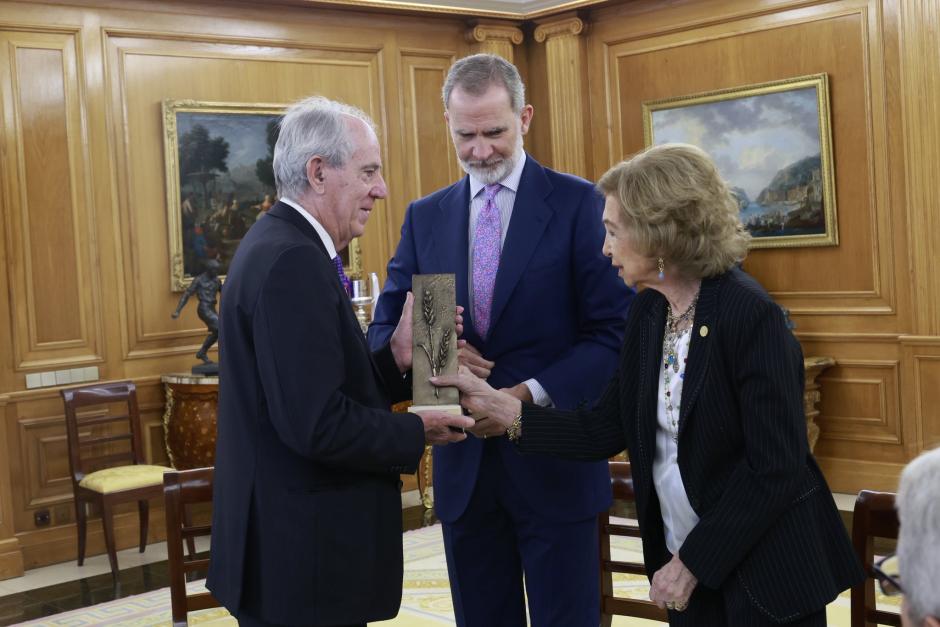 El Rey Felipe y la Reina Sofía con el presidente de FESBAL, Pedro Miguel Llorca Llinares.