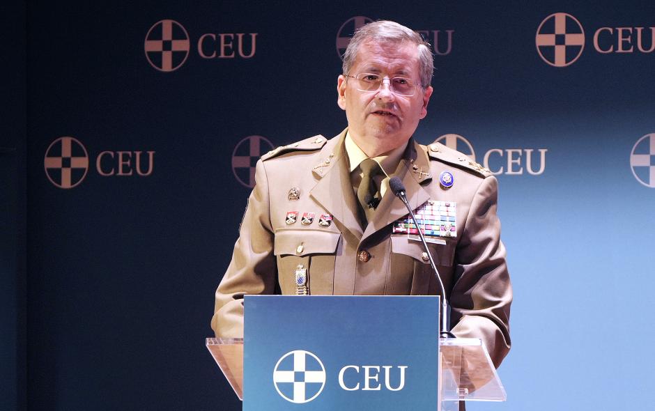 Un momento de la intervención del jefe de Estado Mayor del Ejército (JEME), Amador Enseñat y Berea, en los Cursos de Verano CEU-María Cristina