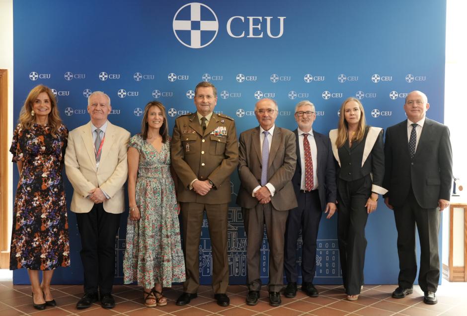Foto de familia de la clausura de los Cursos de Verano CEU-María Cristina