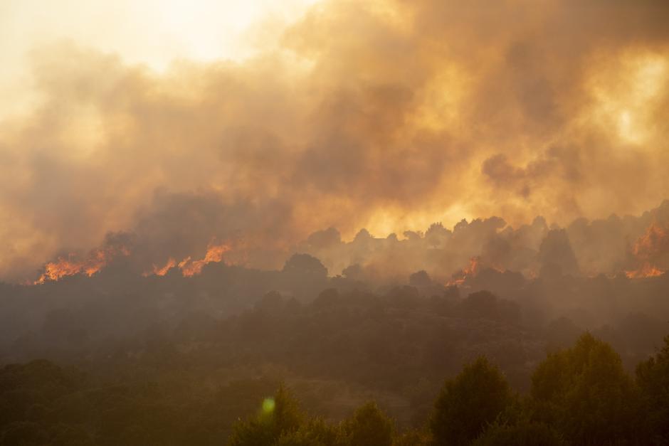 La Junta activa la situación operativa dos ante la evolución del incendio de Navaluenga (Ávila)