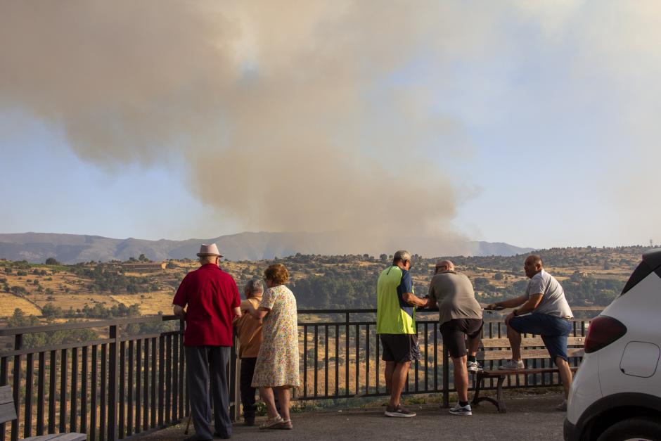 La Junta activa la situación operativa dos ante la evolución del incendio de Navaluenga (Ávila)
