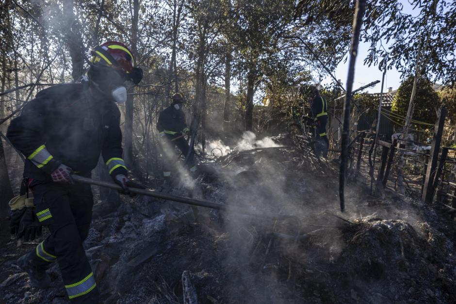 Bomberos trabajando contra el incendio originado en la localidad toledana de Méntrida y que afecto a parte de la Comunidad de Madrid