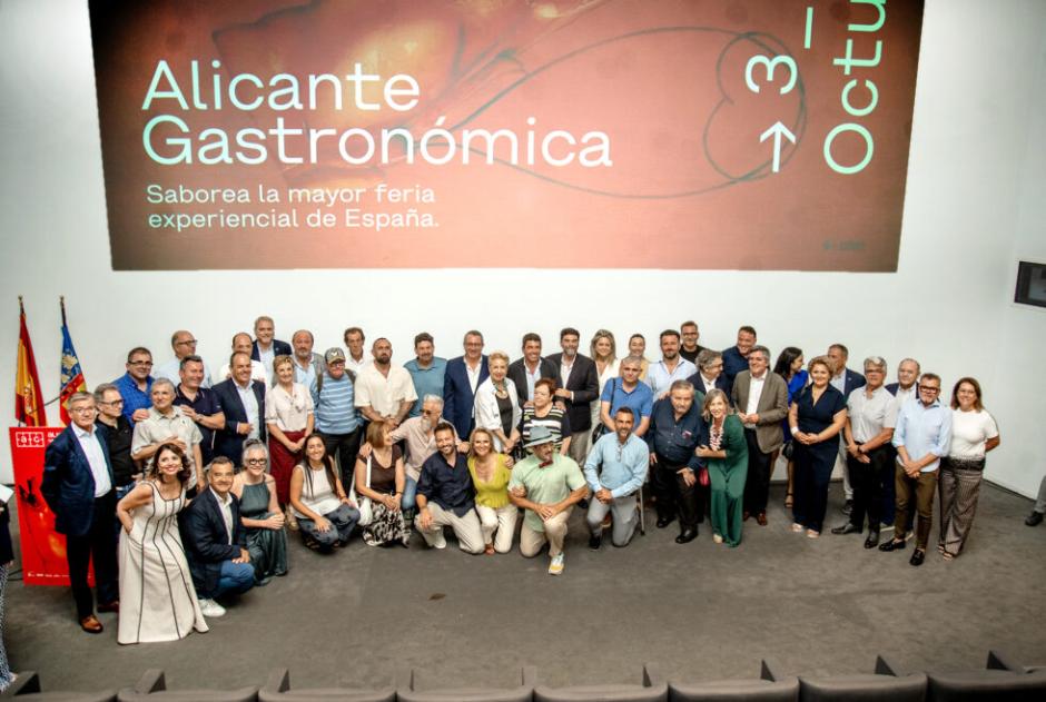 Foto de familia tomada durante la presentación de la séptima edición de Alicante Gastronómica