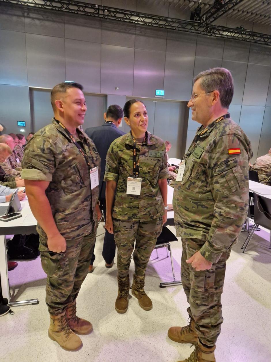 El general de ejército Amador Enseñat y Berea, Jefe de Estado Mayor del Ejército de Tierra, con dos de los militares españols en la Conferencia de Wiesbaden (Alemania)