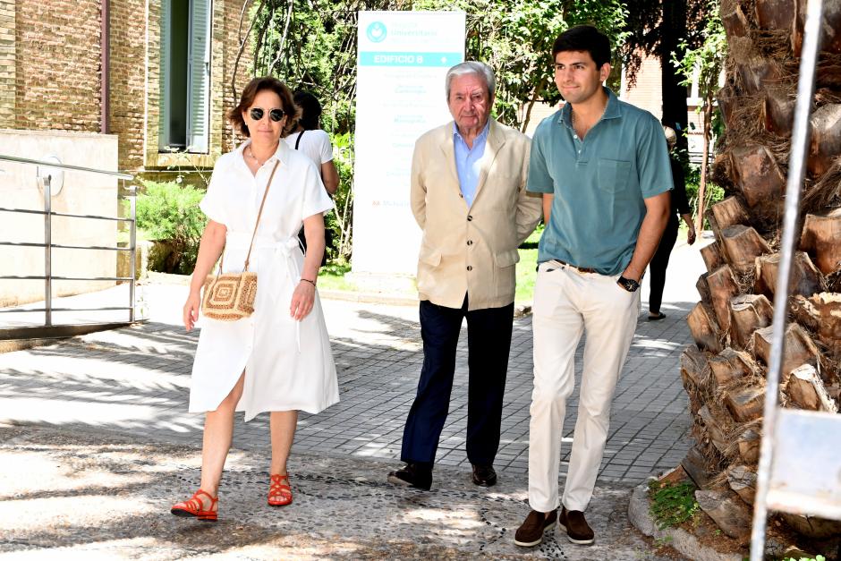 (Foto de ARCHIVO)
La madre de Teresa Urquijo, Beatriz Moreno y de Borbón, Íñigo Moreno de Arteaga y Juan Urquijo a su salida del Hospital Virgen del Rosario, a 04 de julio de 2025, en Madrid (España).

José Oliva / Europa Press
HOSPITAL VIRGEN DEL ROSARIO;BEBÉ;TERESA
04/7/2025