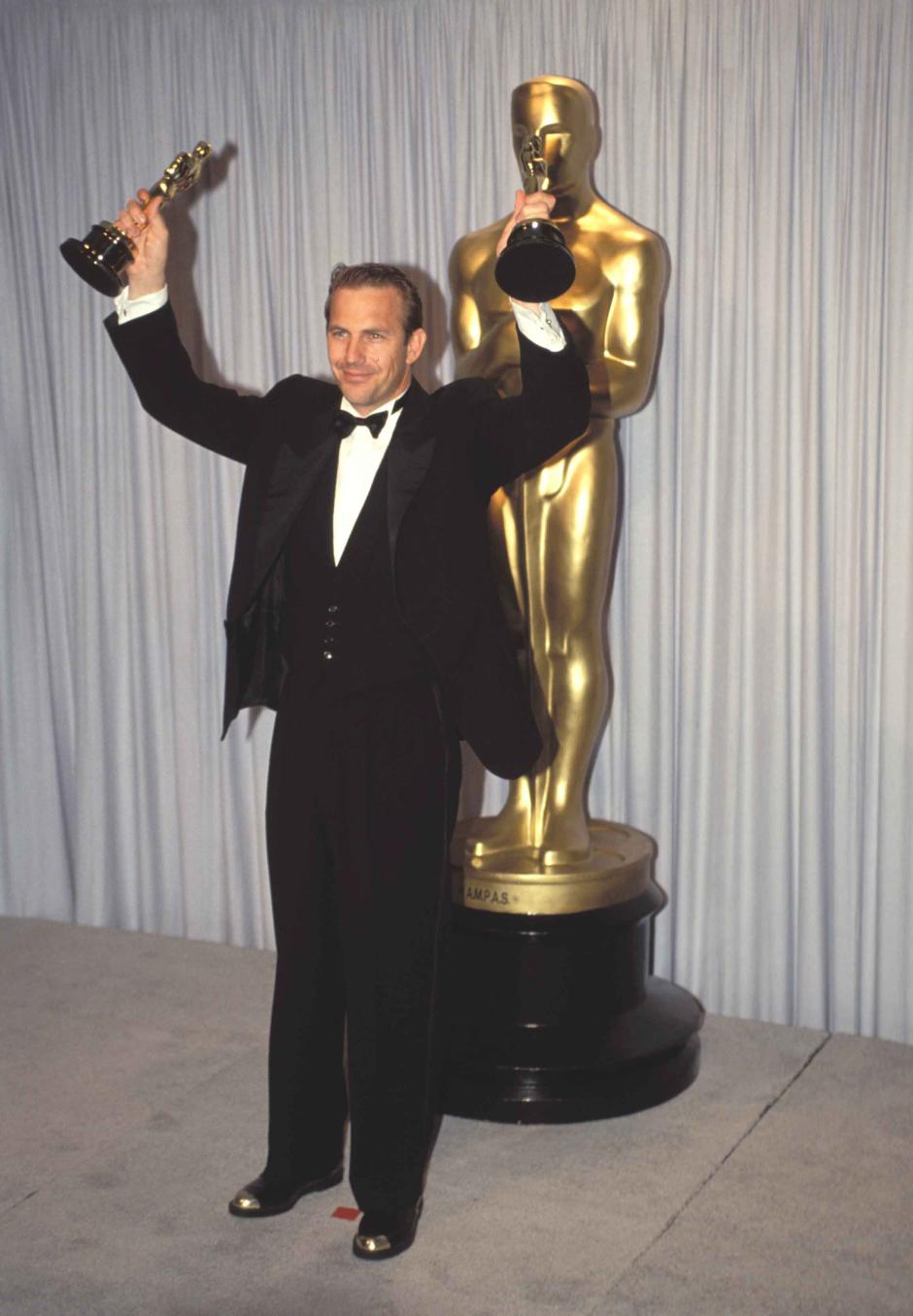 Kevin Costner con premios Oscar por Bailando con Lobos