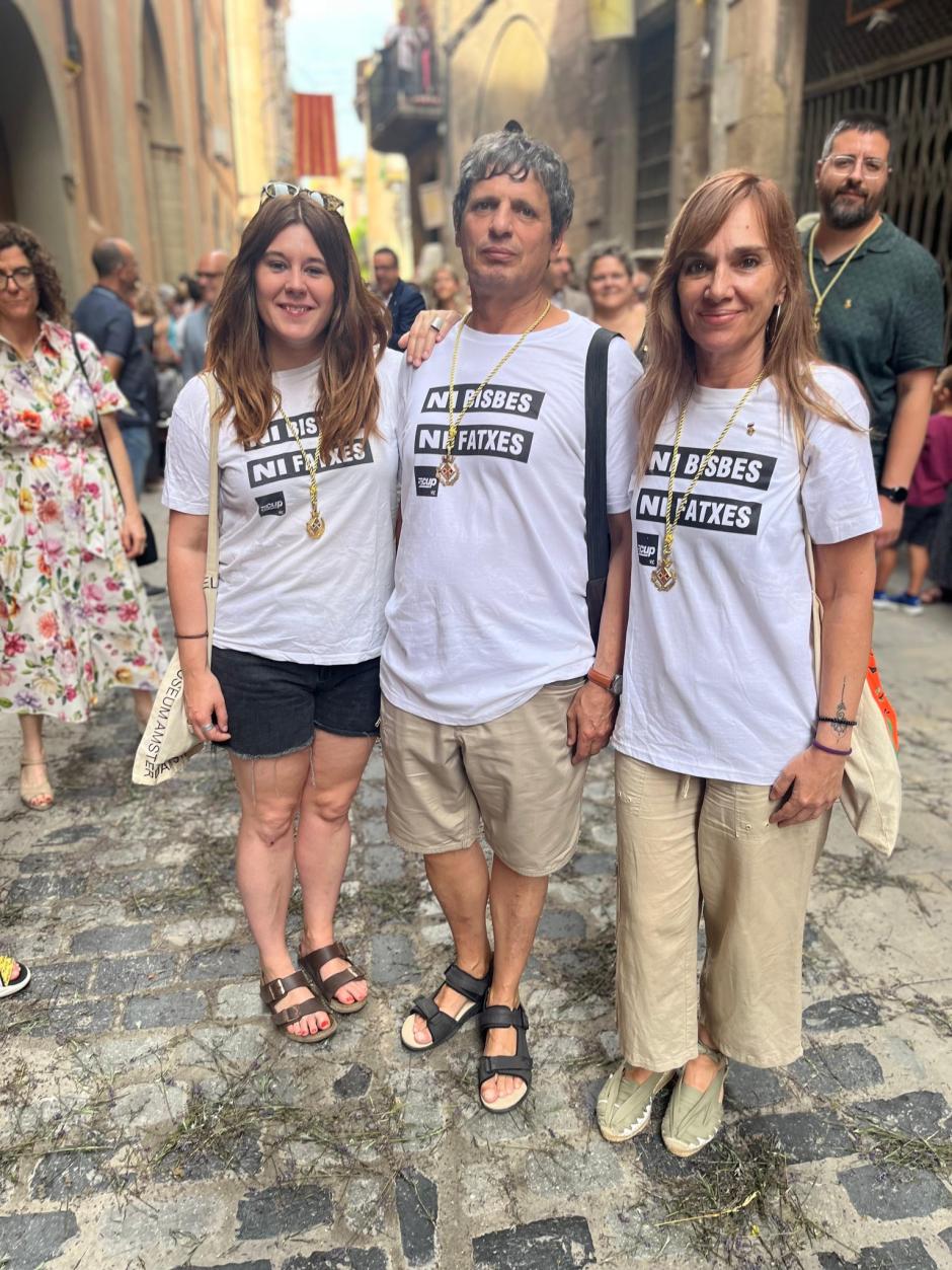 Carla Dinarès i Ayats, a la izquierda, concejal de la CUP en Vic