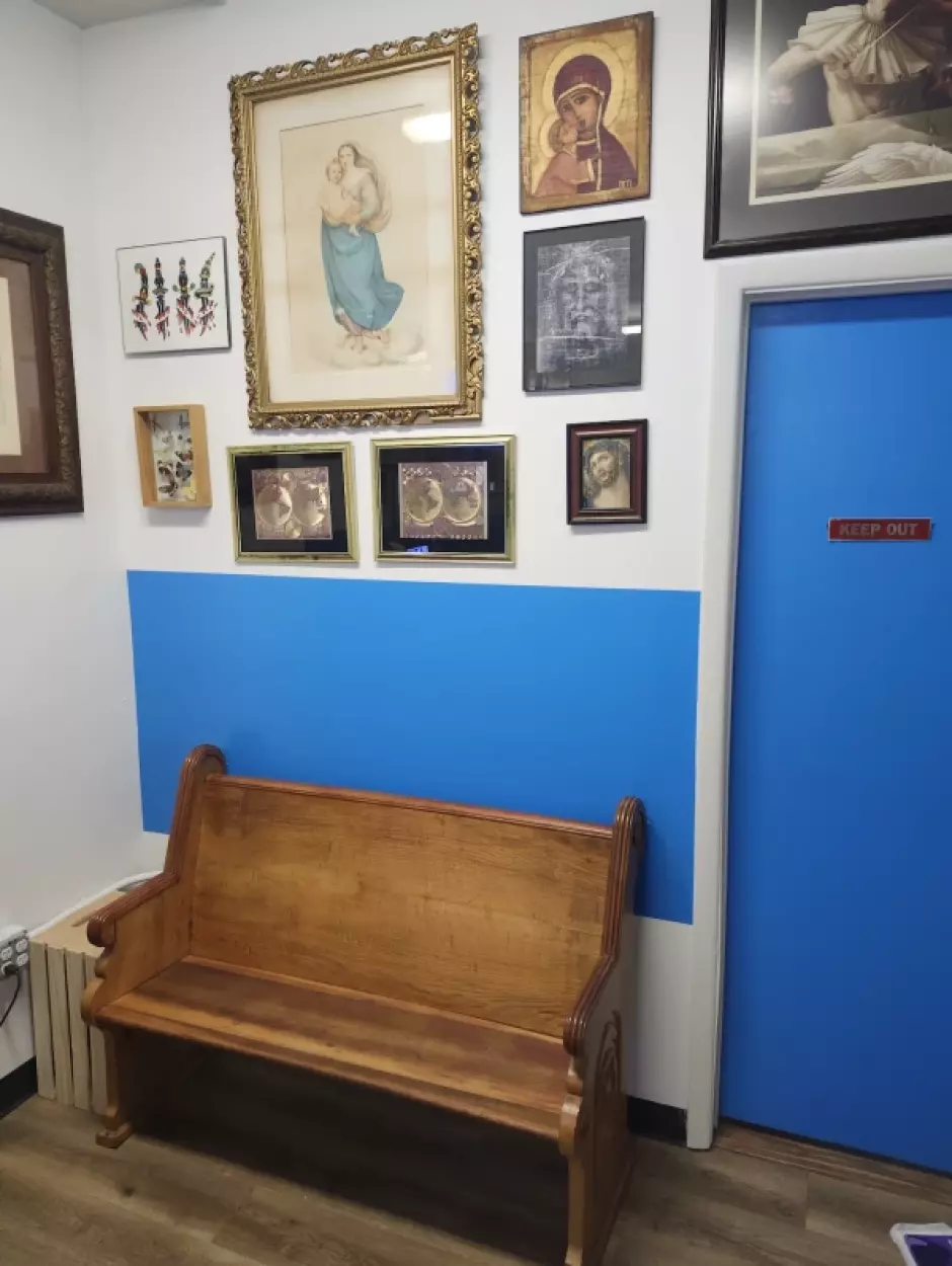 Un banco de iglesia, medallas milagrosas y rosarios son algunos de los elementos que se encuentran en este estudio