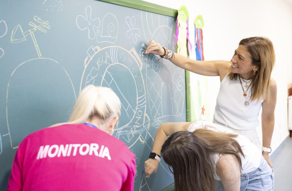 La diputada María Tormo en la escuela verano CEE Penyeta Roja de Castellón