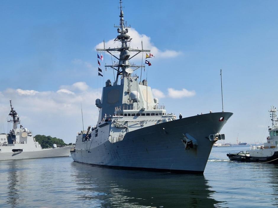 La fragata española Méndez Núñez F-104 llega al puerto de Yokosuka, ubicado en la bahía de Tokio, Japón